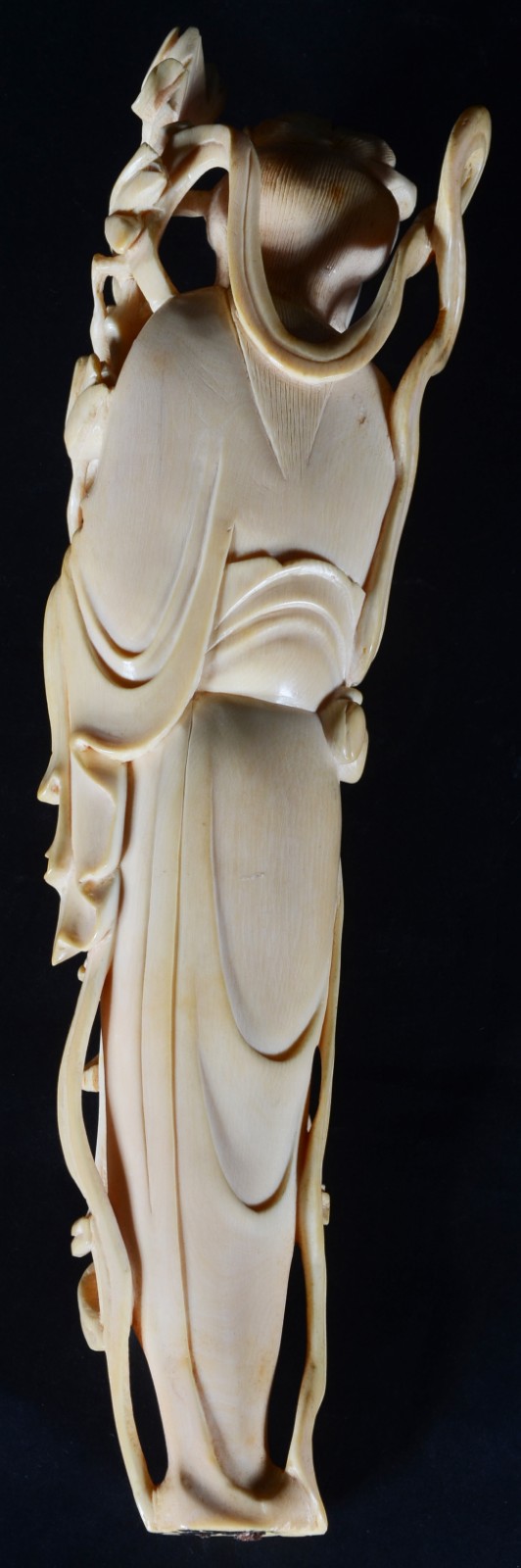 Escultura de marfim representando gueixa com flores, faltando a base... - foto 2 de 5