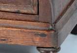 Porta jóias na forma de móvel cômoda miniatura ... - Porta jóias na forma de móvel cômoda miniatura de madeira nobre. Parte inferior com pedaço colado. Pés de bolacha.