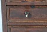 Porta jóias na forma de móvel cômoda miniatura ... - Porta jóias na forma de móvel cômoda miniatura de madeira nobre. Parte inferior com pedaço colado. Pés de bolacha.