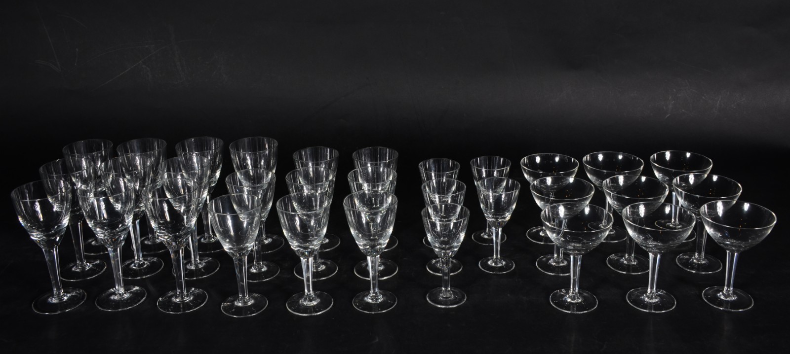 Serviço de cálices de cristal, composto de: 9 taças champagne, 10... - foto 1 de 4
