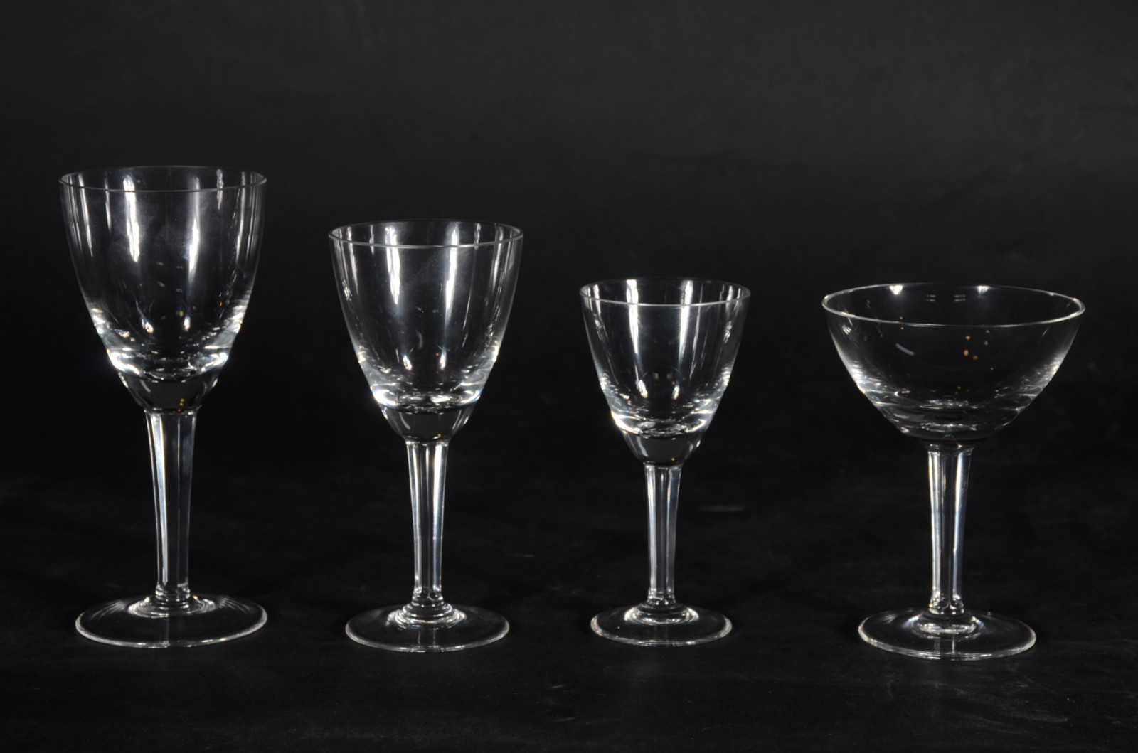 Serviço de cálices de cristal, composto de: 9 taças champagne, 10... - foto 2 de 4