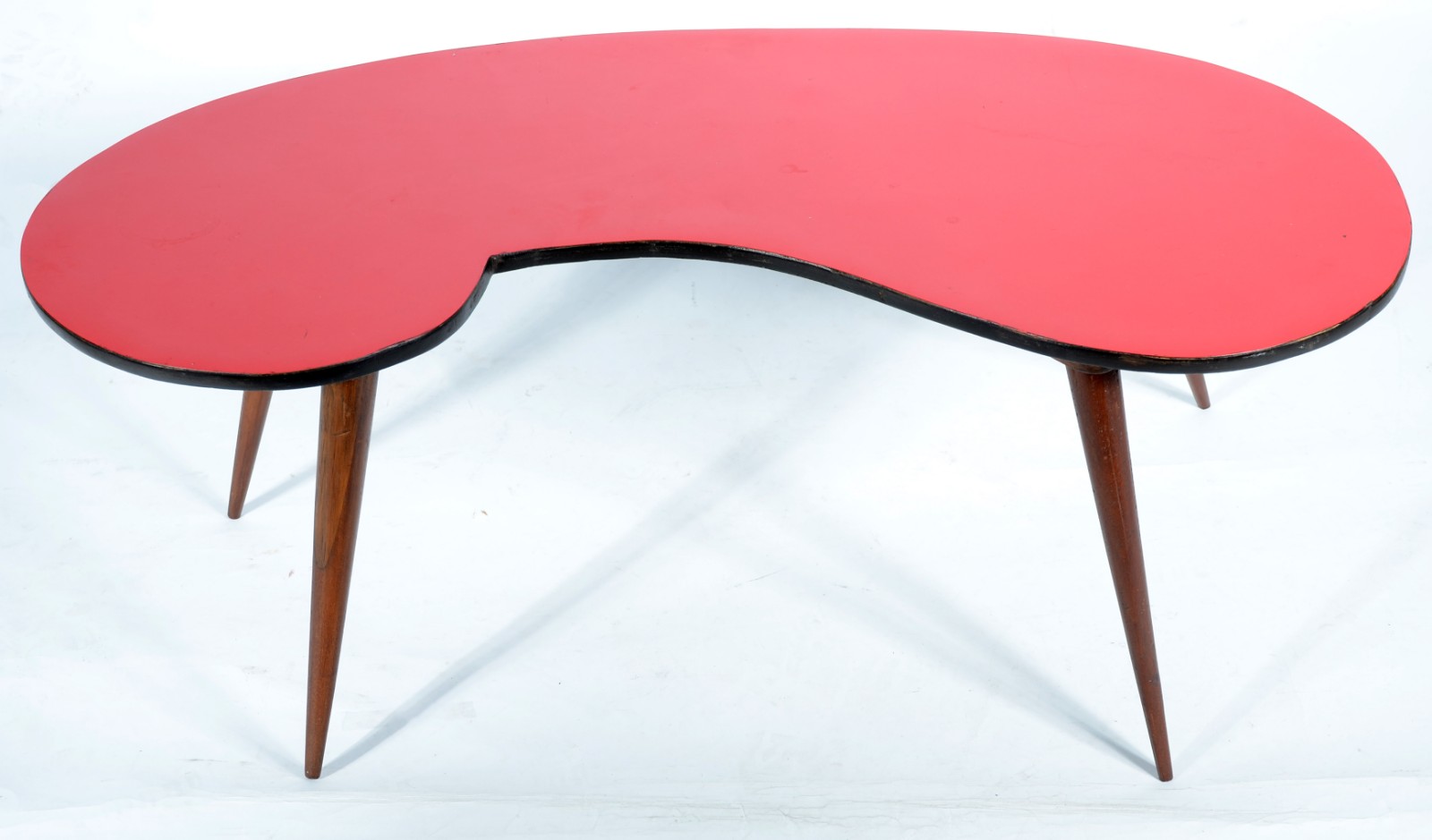 Mesa de madeira nobre feitio "feijão", tampo na cor vermelha, pés... - foto 1 de 5