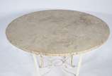 Mesa para jardim de metal pintada de branco, ta... - Mesa para jardim de metal pintada de branco, tampo de mármore. Oxidado.