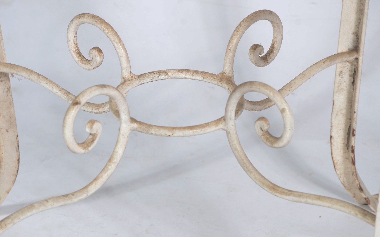 Mesa para jardim de metal pintada de branco, tampo de mármore... - foto 3 de 6