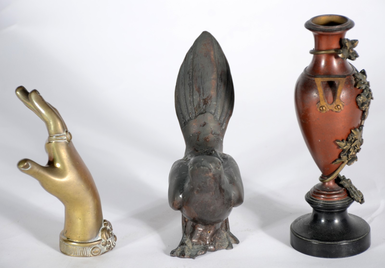 Três peças diversas de bronze, sendo duas esculturas, uma na forma de... - foto 2 de 5