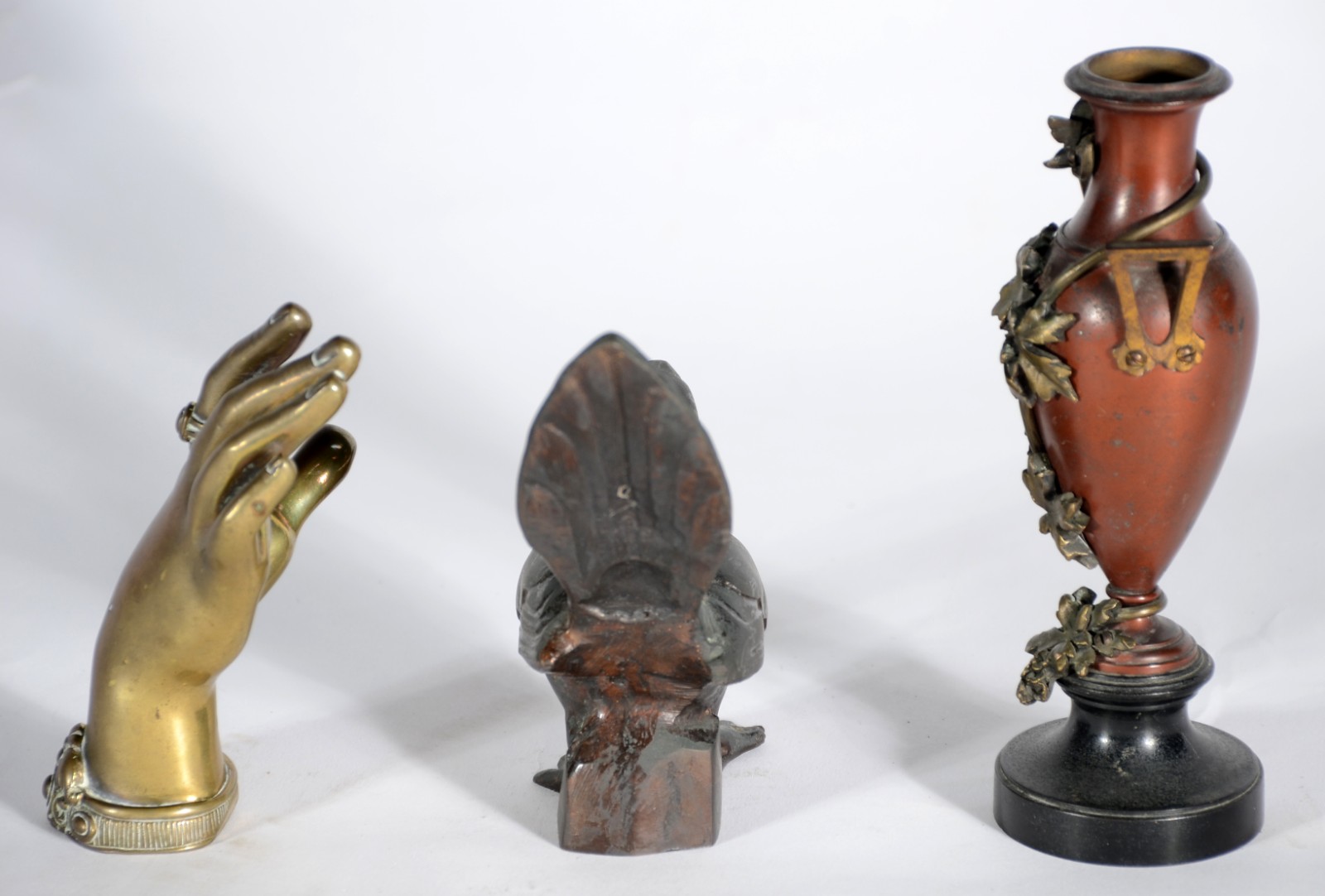 Três peças diversas de bronze, sendo duas esculturas, uma na forma de... - foto 4 de 5