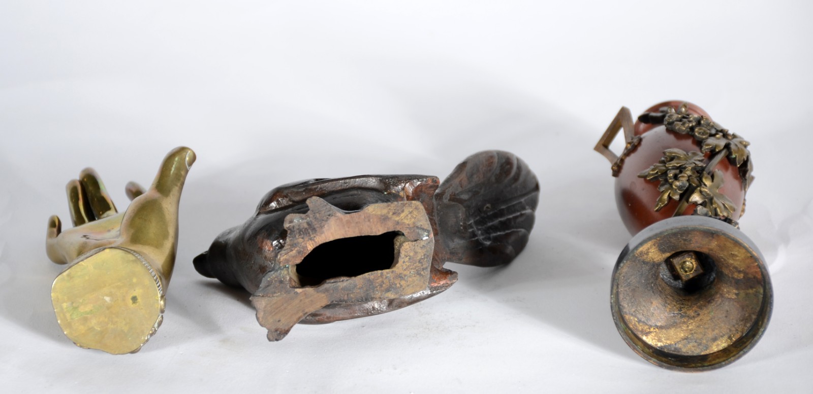 Três peças diversas de bronze, sendo duas esculturas, uma na forma de... - foto 5 de 5