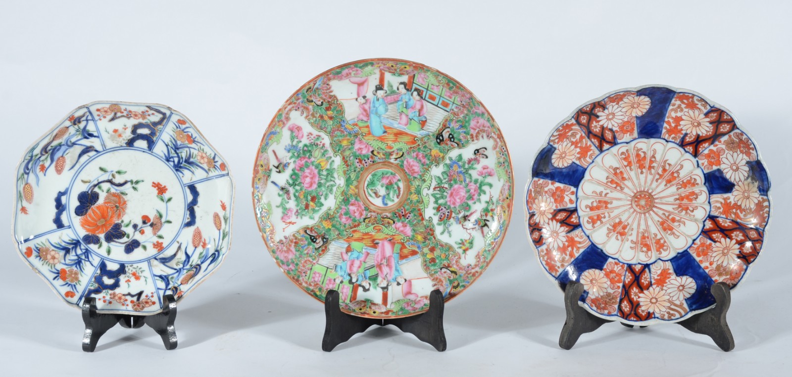 Três pratos diversos de antiga porcelana oriental (pequenos lascados... - foto 1 de 8