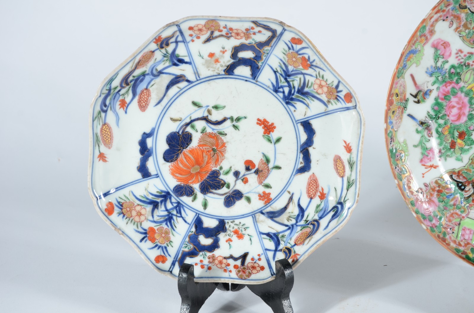 Três pratos diversos de antiga porcelana oriental (pequenos lascados... - foto 2 de 8