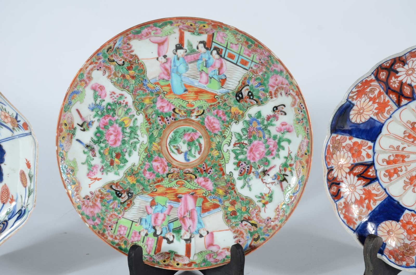 Três pratos diversos de antiga porcelana oriental (pequenos lascados... - foto 3 de 8