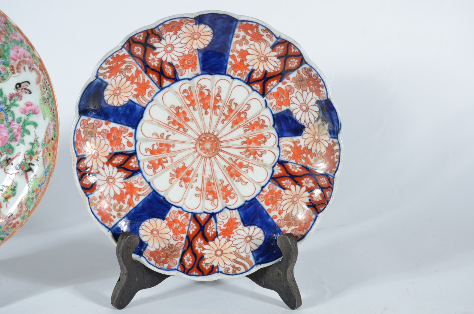 Três pratos diversos de antiga porcelana oriental (pequenos lascados... - foto 4 de 8