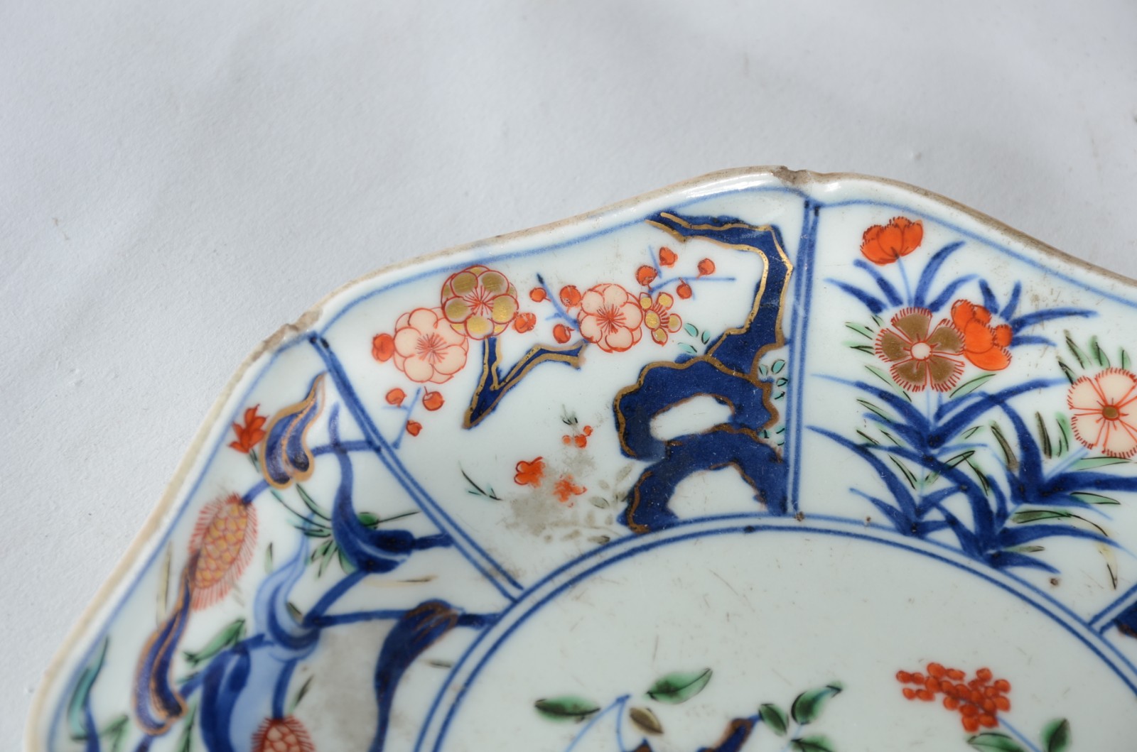 Três pratos diversos de antiga porcelana oriental (pequenos lascados... - foto 5 de 8