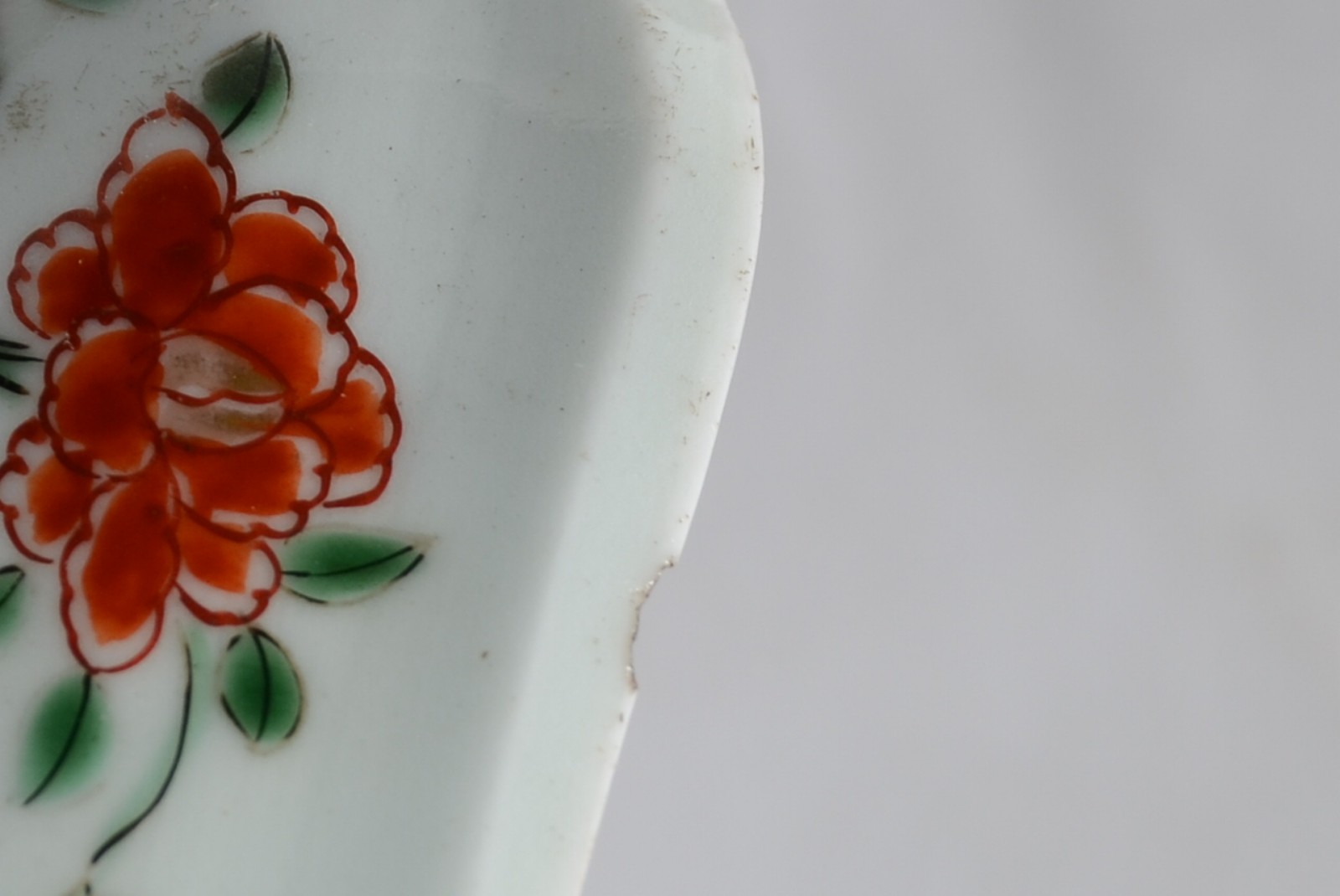 Três pratos diversos de antiga porcelana oriental (pequenos lascados... - foto 6 de 8