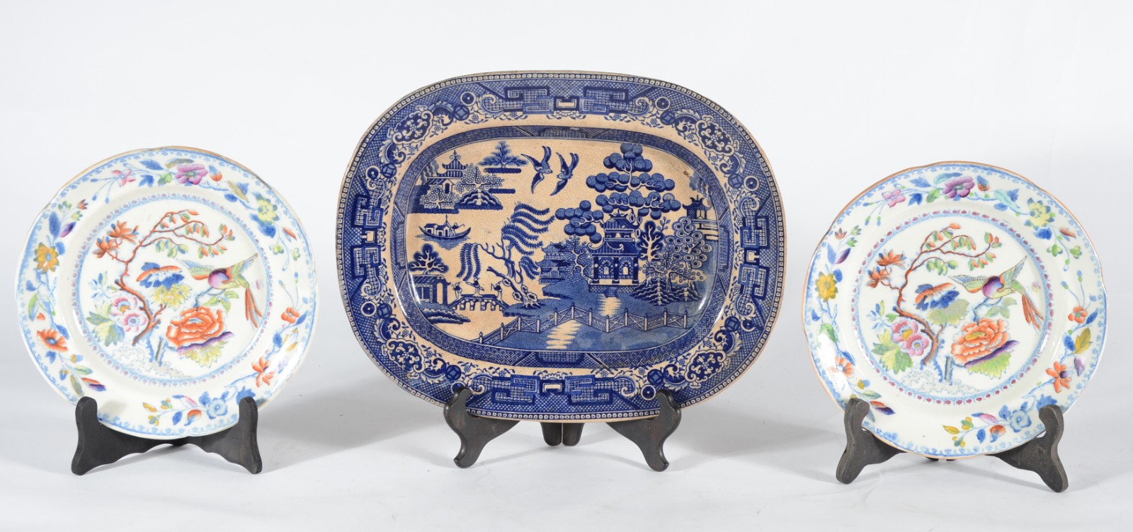 Três peças diversas, sendo: par de pratos de porcelana decorados com... - foto 1 de 6