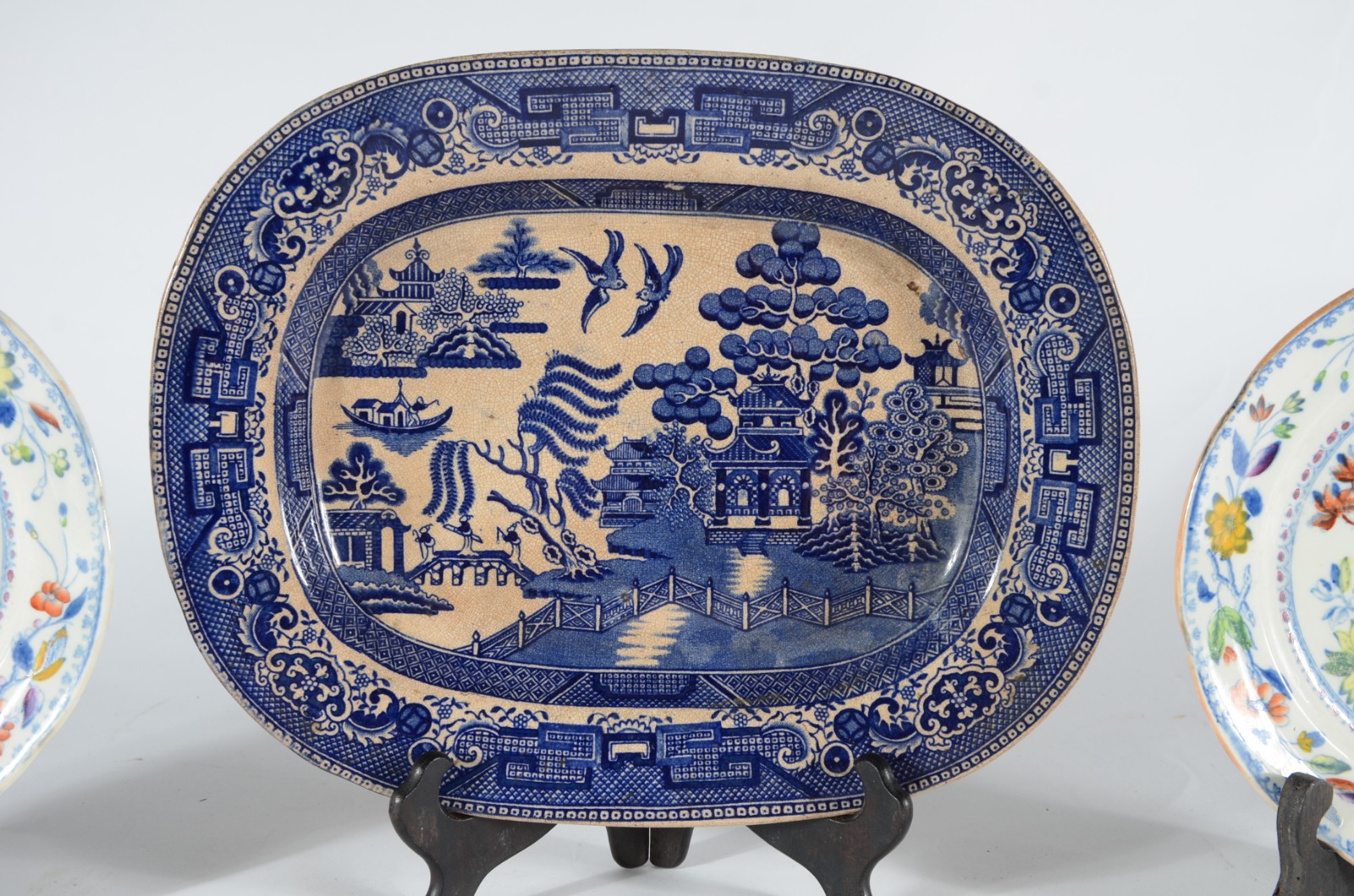 Três peças diversas, sendo: par de pratos de porcelana decorados com... - foto 2 de 6