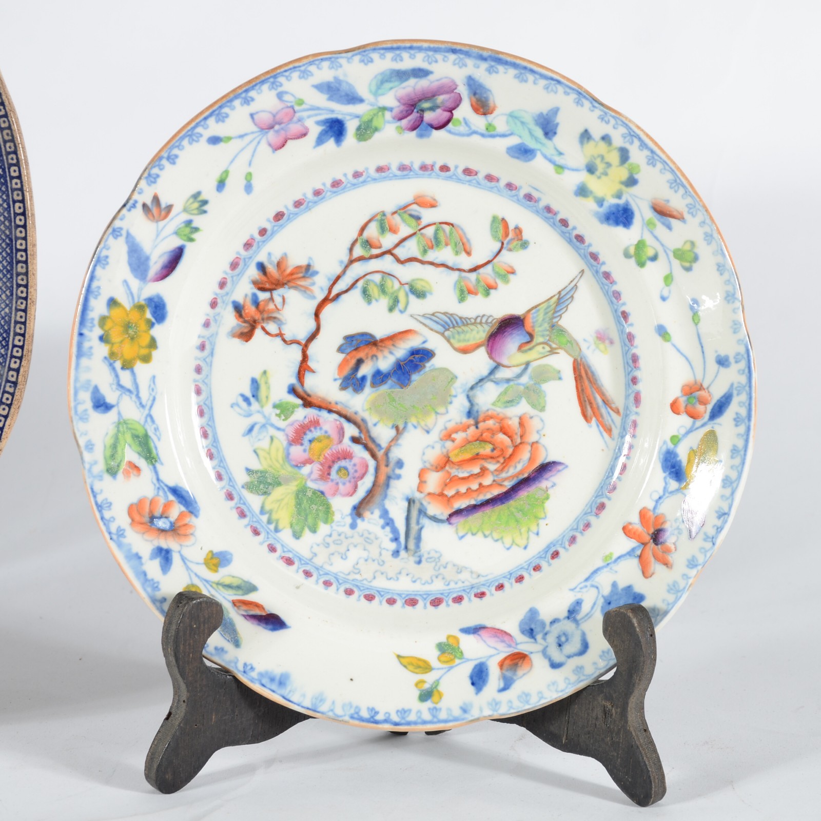 Três peças diversas, sendo: par de pratos de porcelana decorados com... - foto 3 de 6