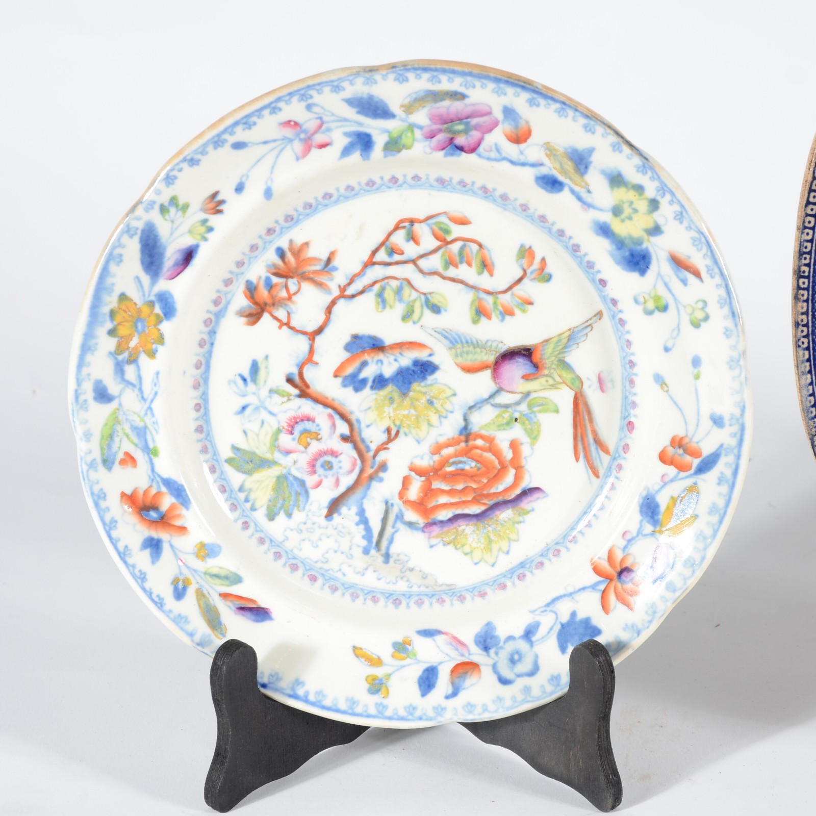 Três peças diversas, sendo: par de pratos de porcelana decorados com... - foto 4 de 6