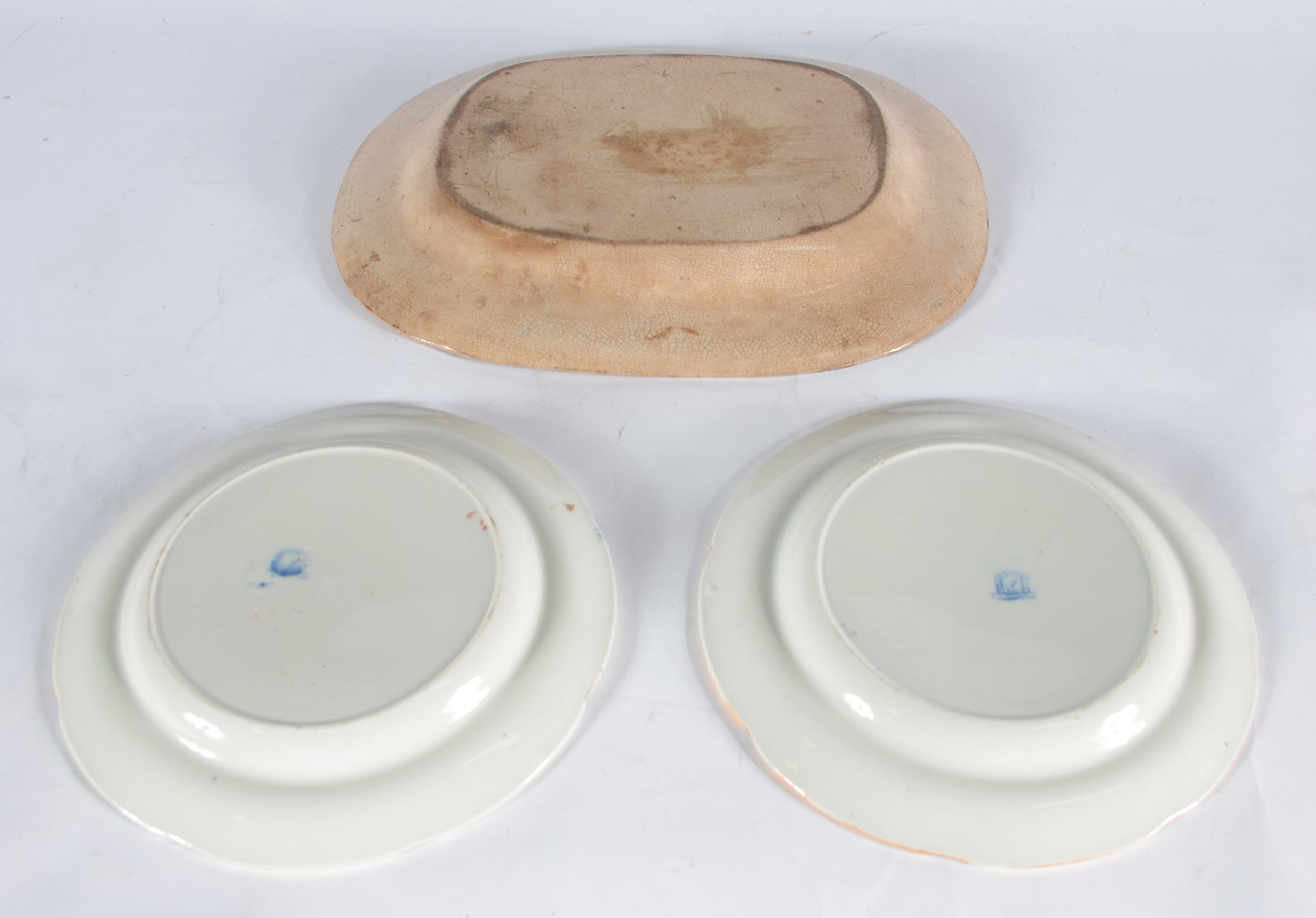 Três peças diversas, sendo: par de pratos de porcelana decorados com... - foto 5 de 6