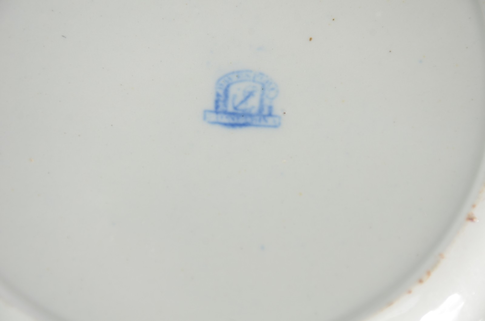 Três peças diversas, sendo: par de pratos de porcelana decorados com... - foto 6 de 6