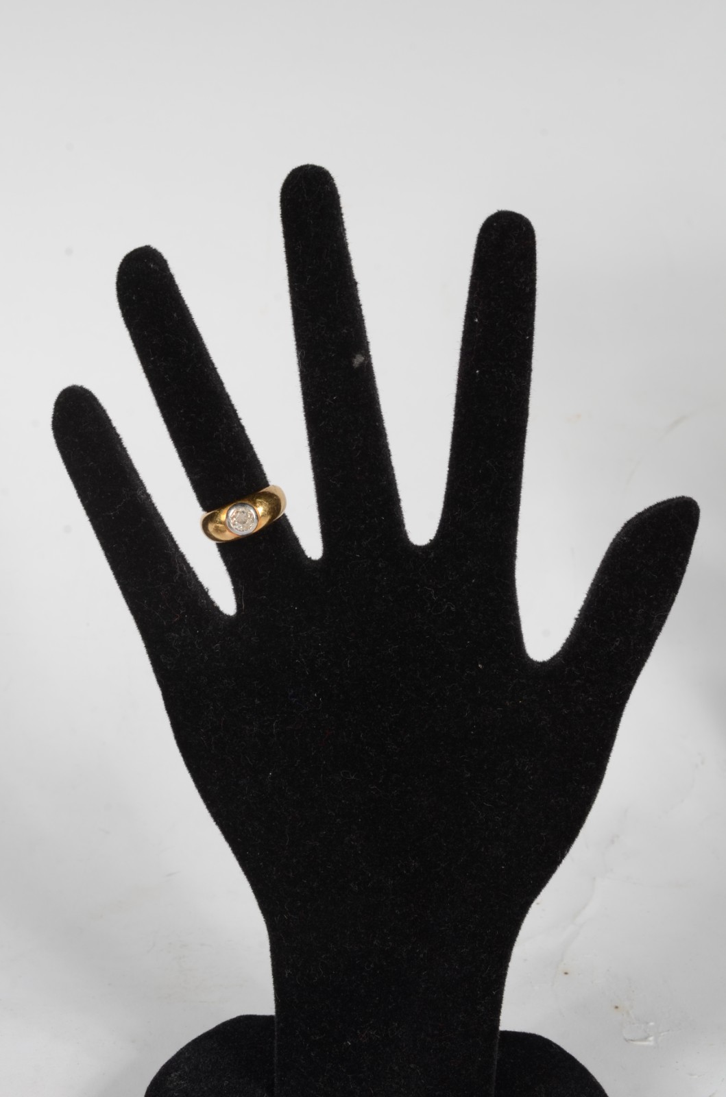 Anel de ouro 18 k., brilhante central de aproximadamente 0,50 ct... - foto 4 de 6