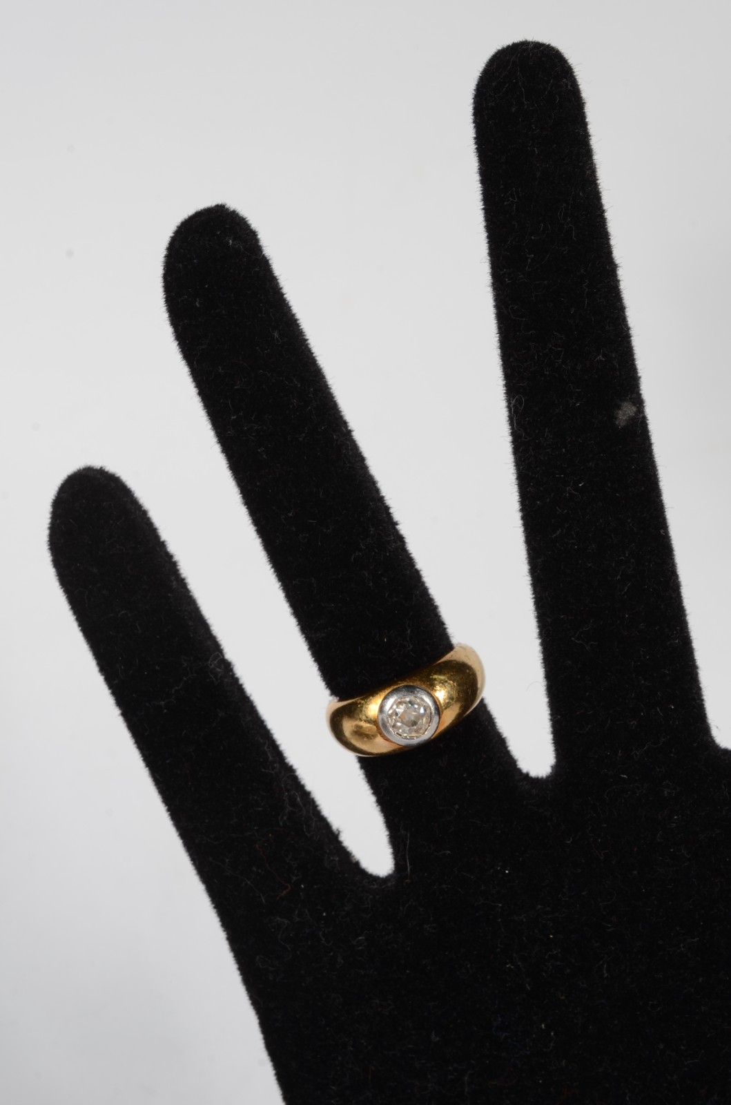 Anel de ouro 18 k., brilhante central de aproximadamente 0,50 ct... - foto 5 de 6