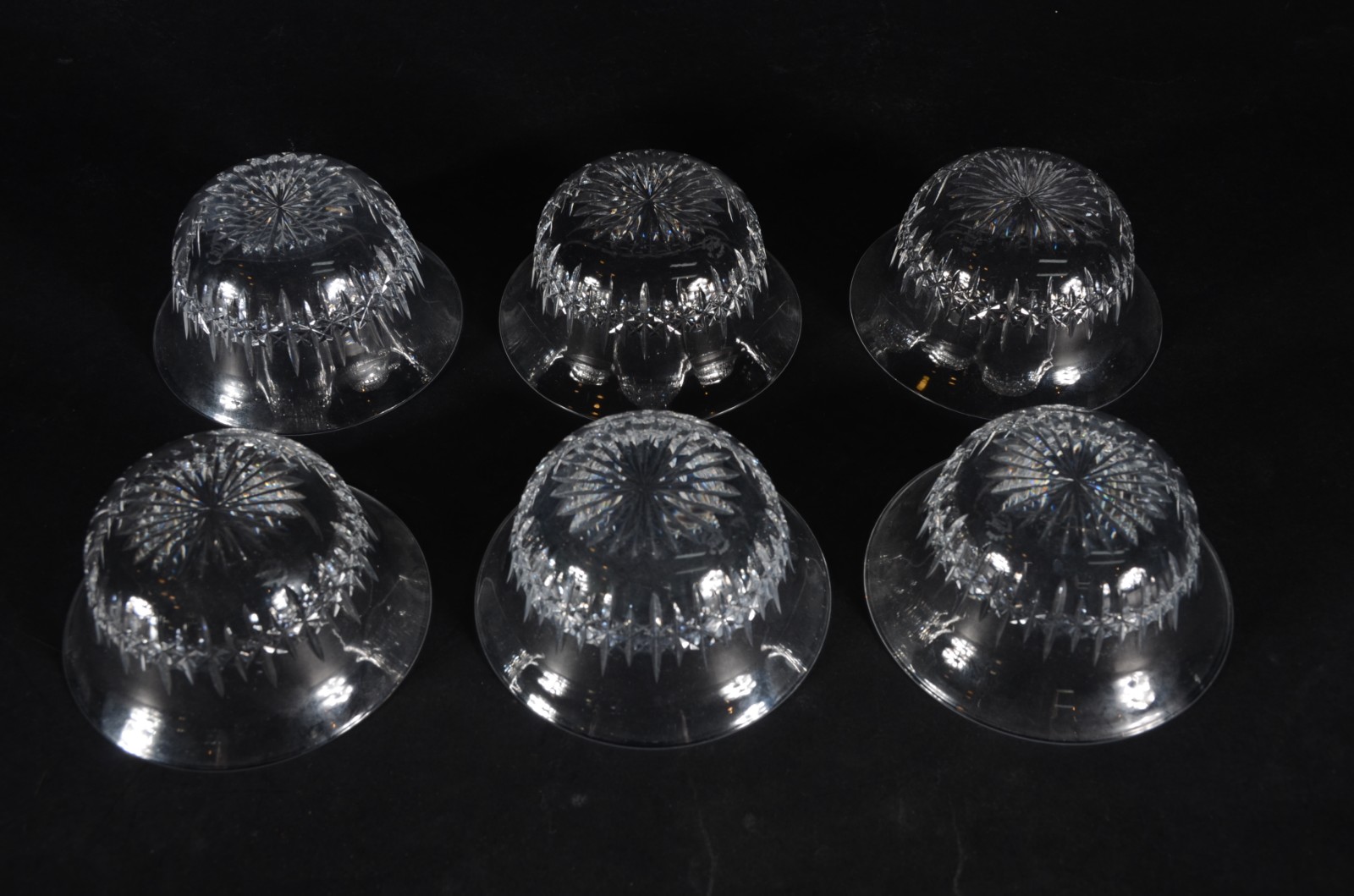 Conjunto com 6 lavandas de cristal europeu lapidado. Uma delas com... - foto 4 de 6