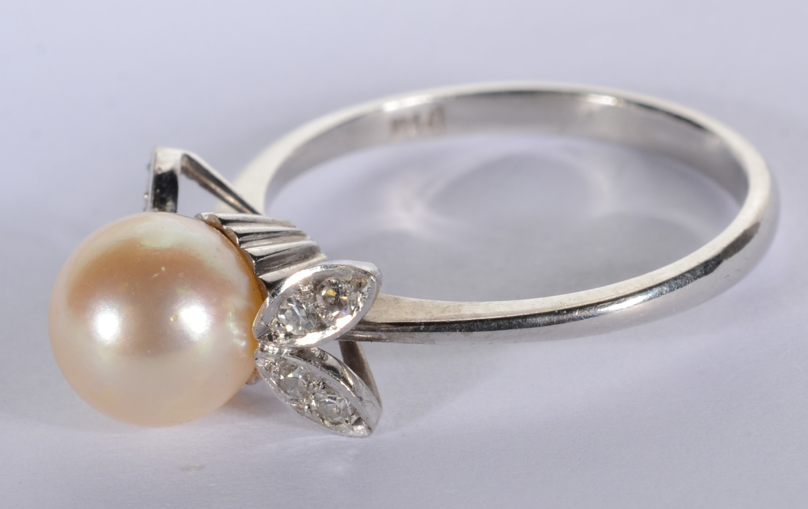 Anel de ouro branco com perola e quatro brilhantes. Aro 18. (Por... - foto 1 de 6