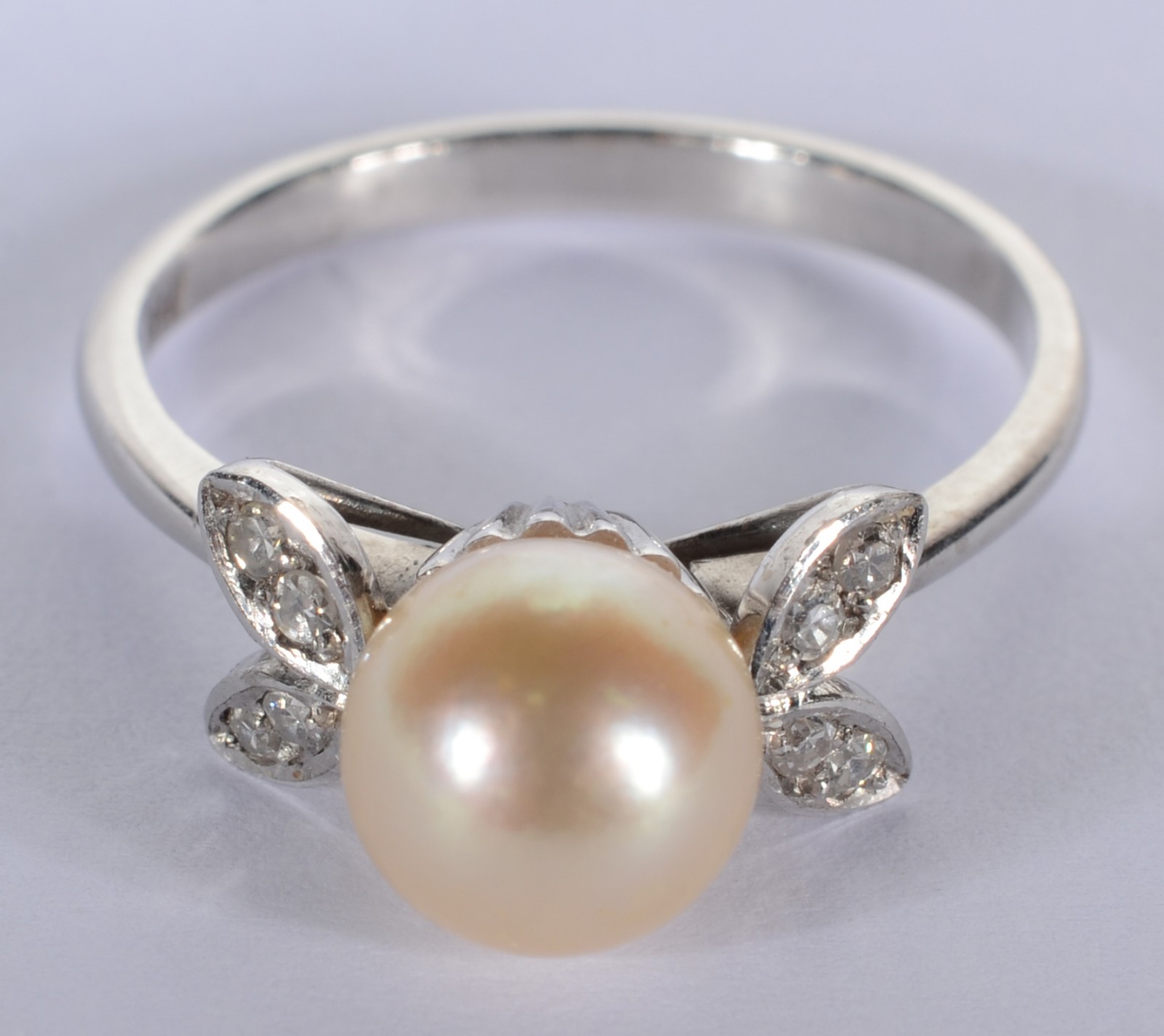 Anel de ouro branco com perola e quatro brilhantes. Aro 18. (Por... - foto 2 de 6