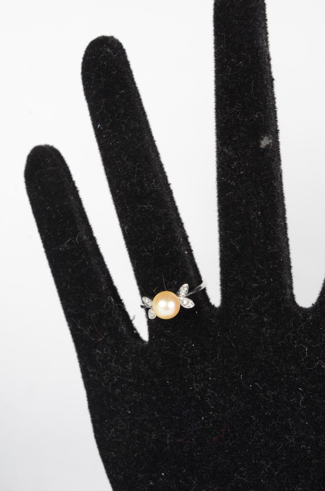 Anel de ouro branco com perola e quatro brilhantes. Aro 18. (Por... - foto 6 de 6