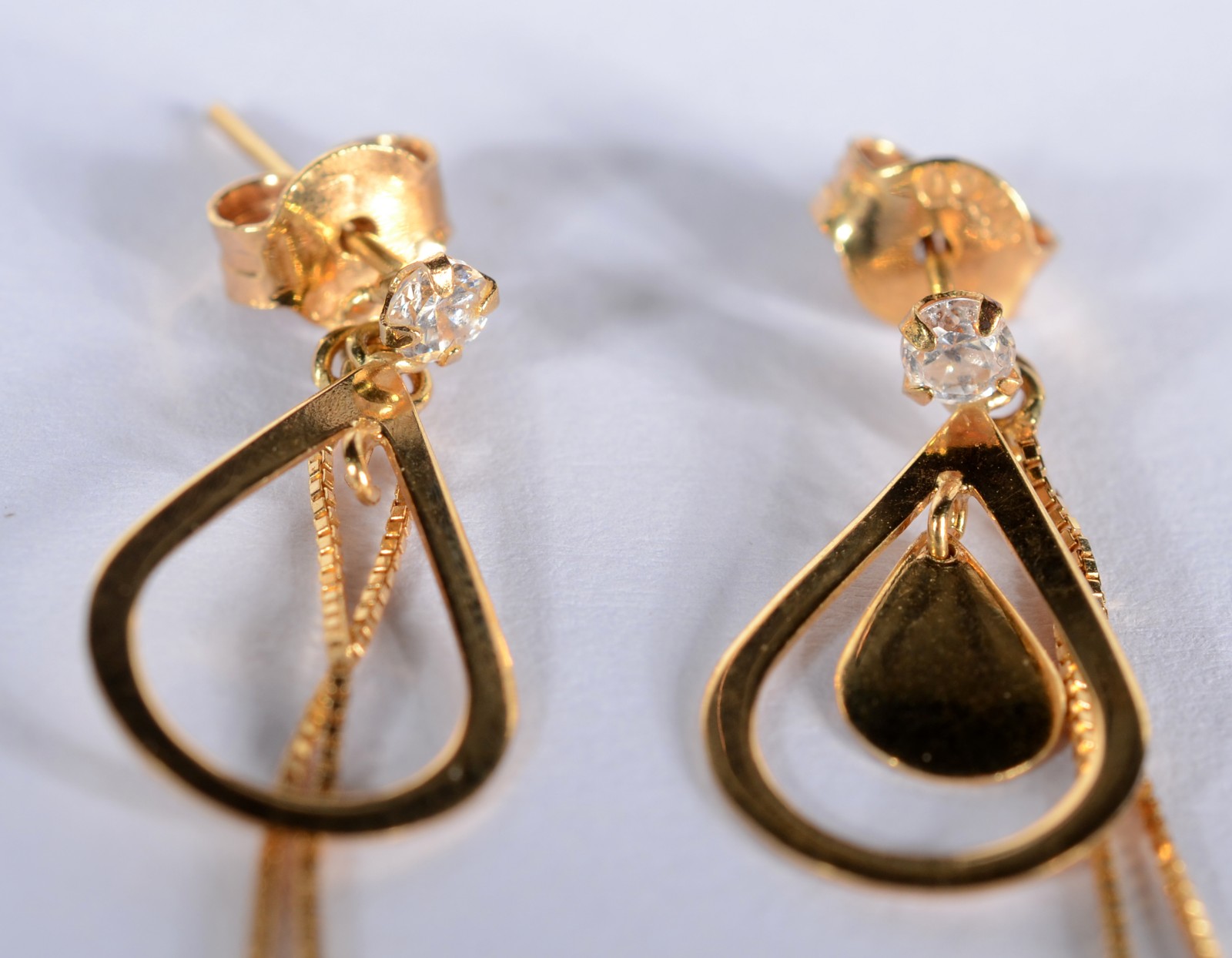 Par de brincos de ouro 18 k feitio gota. (Por motivos de segurança a... - foto 2 de 4
