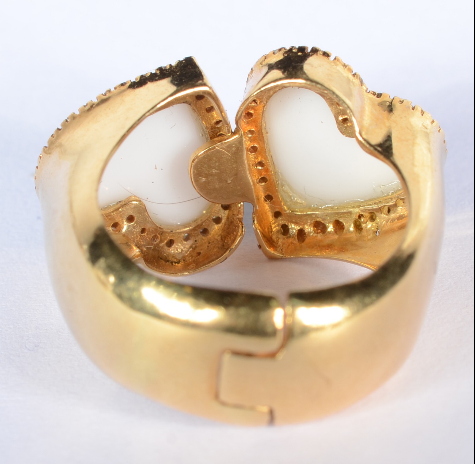Anel de ouro 18 k., contraste 750 mls com dois corações com... - foto 3 de 6