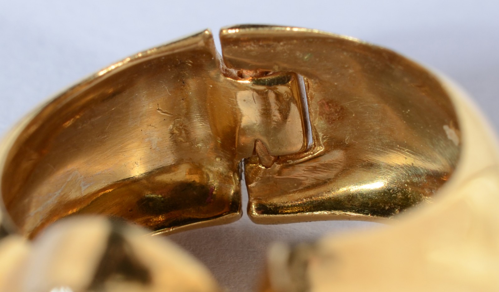 Anel de ouro 18 k., contraste 750 mls com dois corações com... - foto 6 de 6