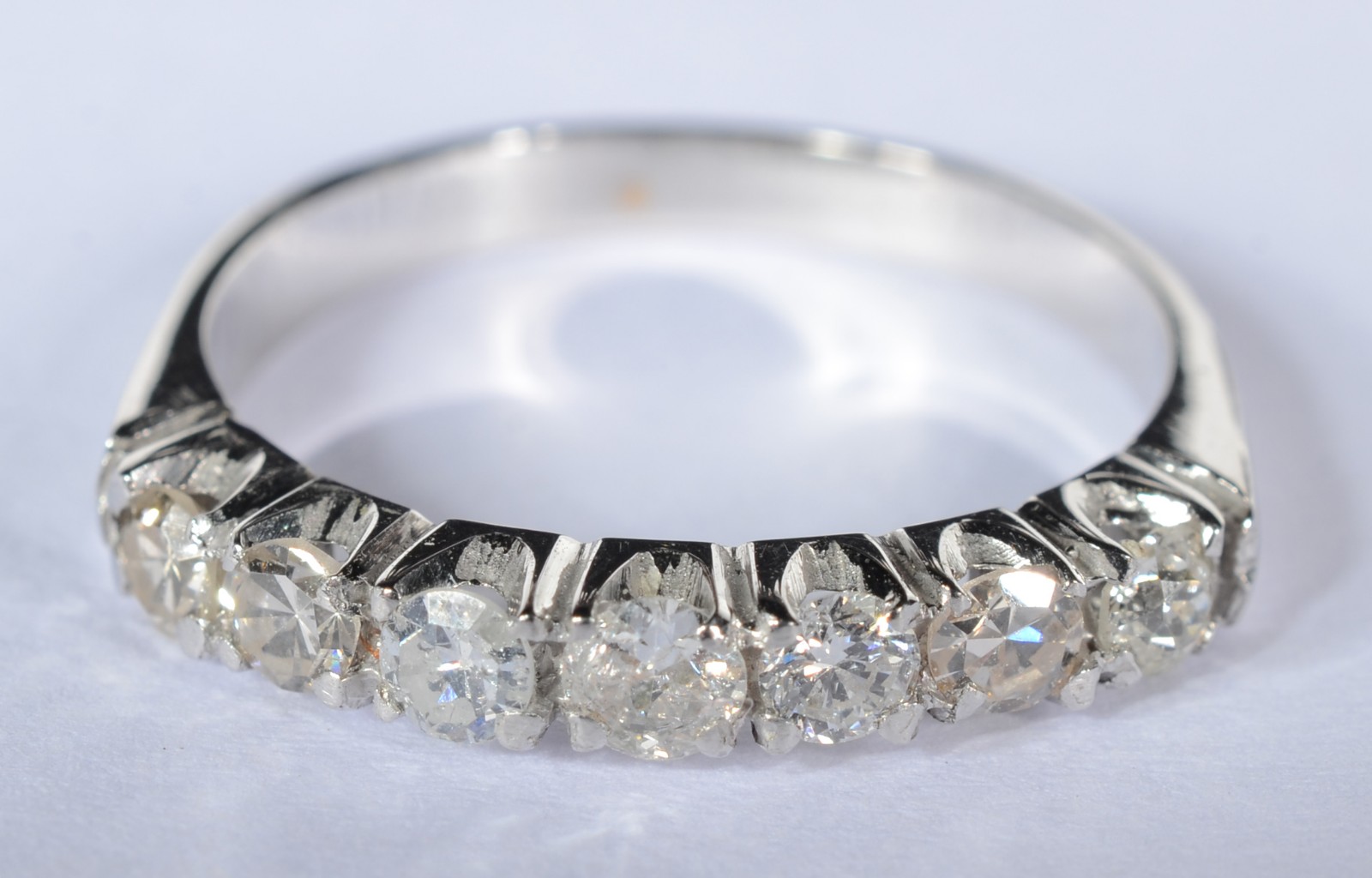 Meia aliança de ouro branco com 7 brilhantes de 0,10 ct cada. Aro 16... - foto 2 de 5