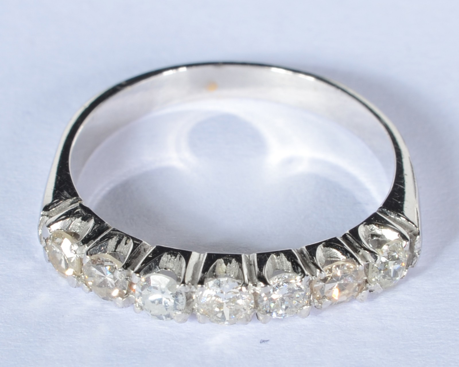 Meia aliança de ouro branco com 7 brilhantes de 0,10 ct cada. Aro 16... - foto 3 de 5