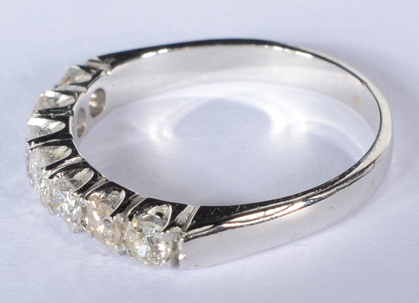 Meia aliança de ouro branco com 7 brilhantes de 0,10 ct cada. Aro 16... - foto 1 de 5