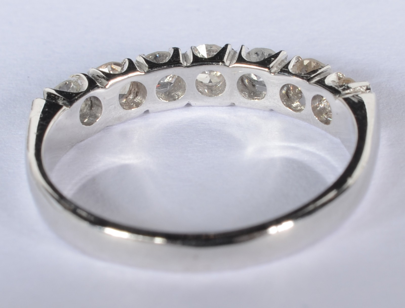 Meia aliança de ouro branco com 7 brilhantes de 0,10 ct cada. Aro 16... - foto 4 de 5