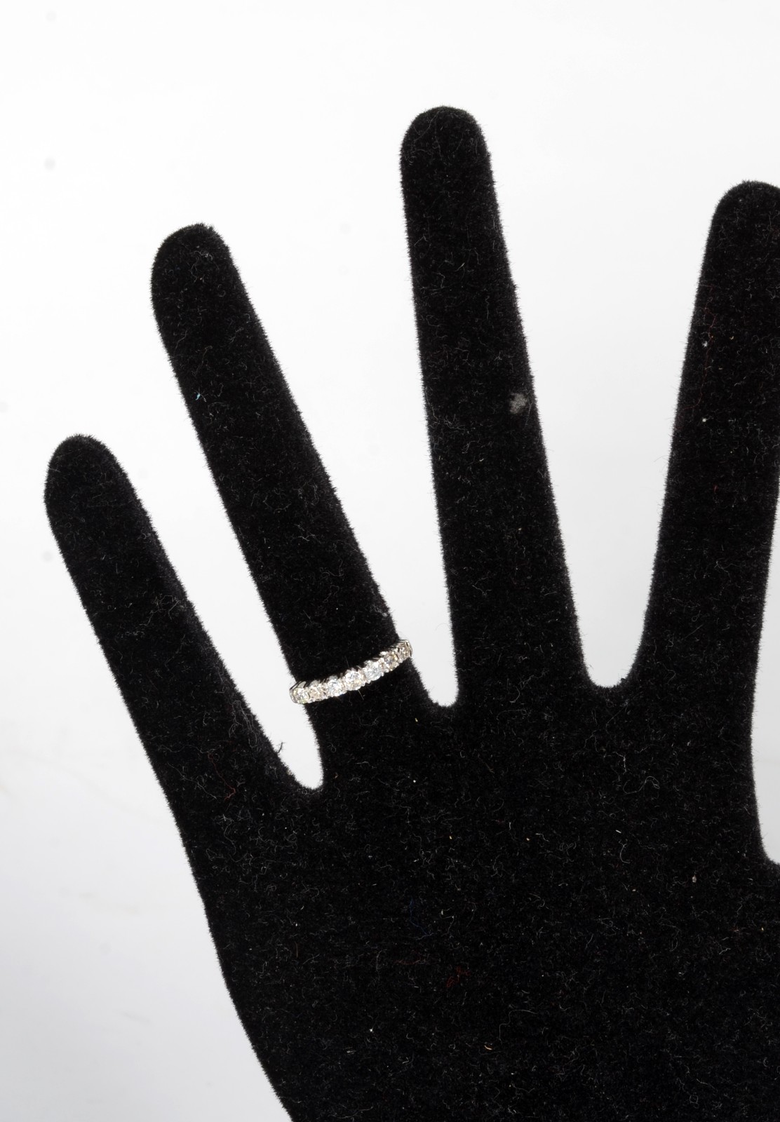 Meia aliança de ouro branco com 7 brilhantes de 0,10 ct cada. Aro 16... - foto 5 de 5