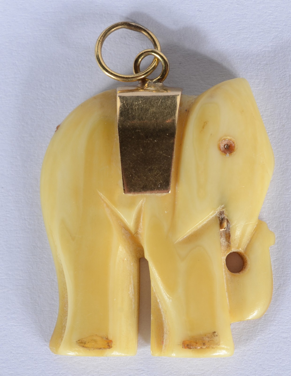 Pendente de marfim na forma de elefante e detalhes em ouro 18 k. (Por... - foto 1 de 2