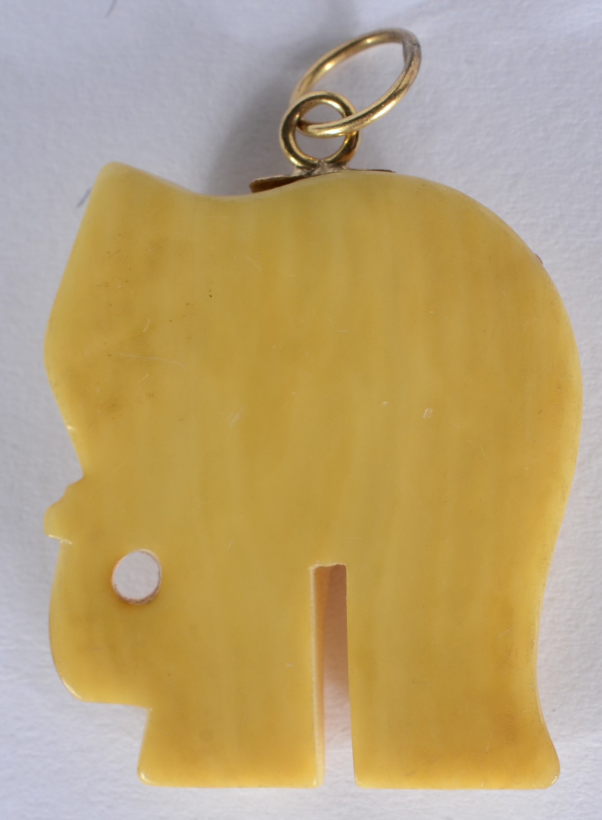 Pendente de marfim na forma de elefante e detalhes em ouro 18 k. (Por... - foto 2 de 2