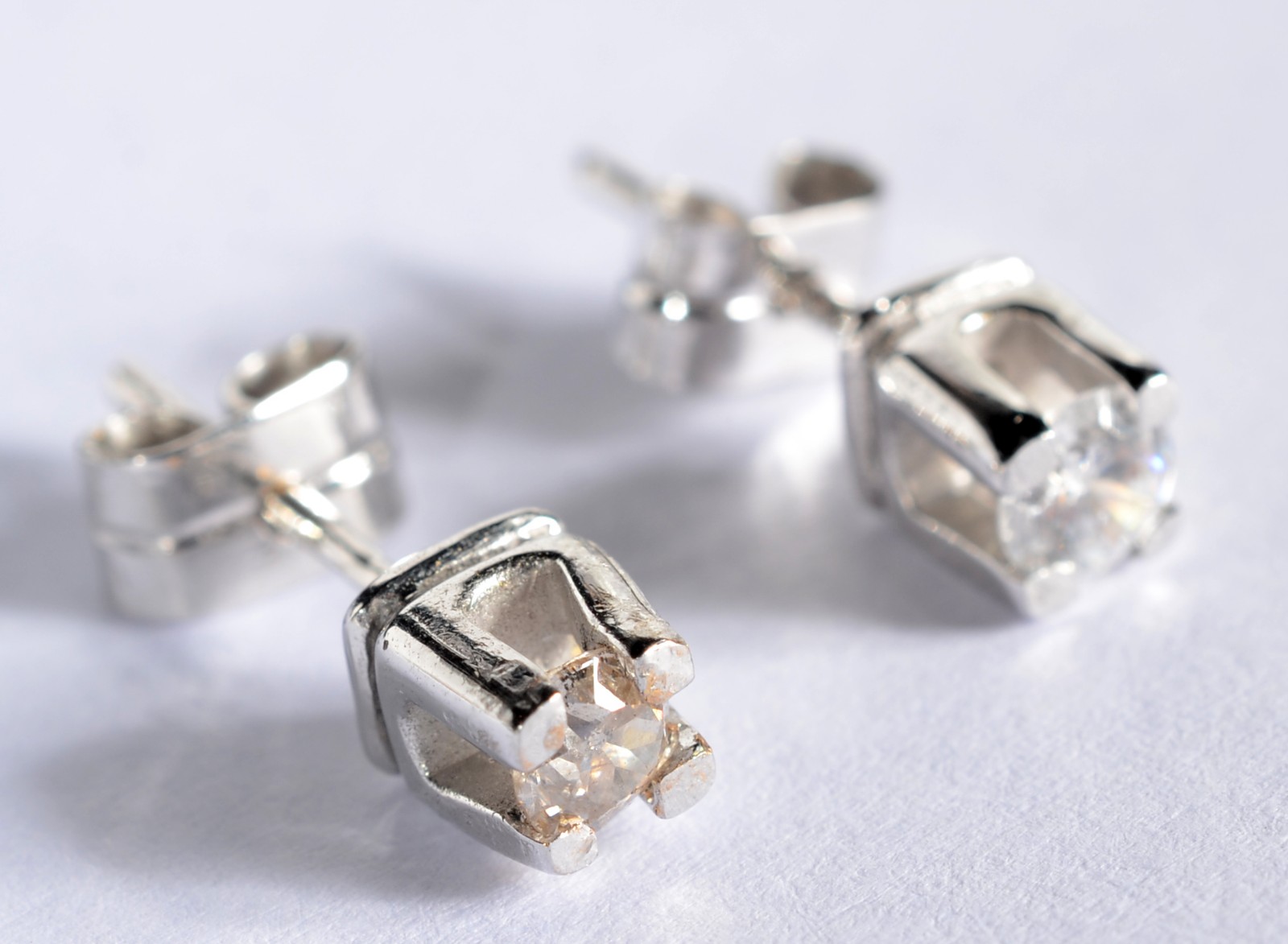 Solitário de ouro branco com dois brilhantes de 0,20 ct cada. Aro 2... - foto 1 de 5