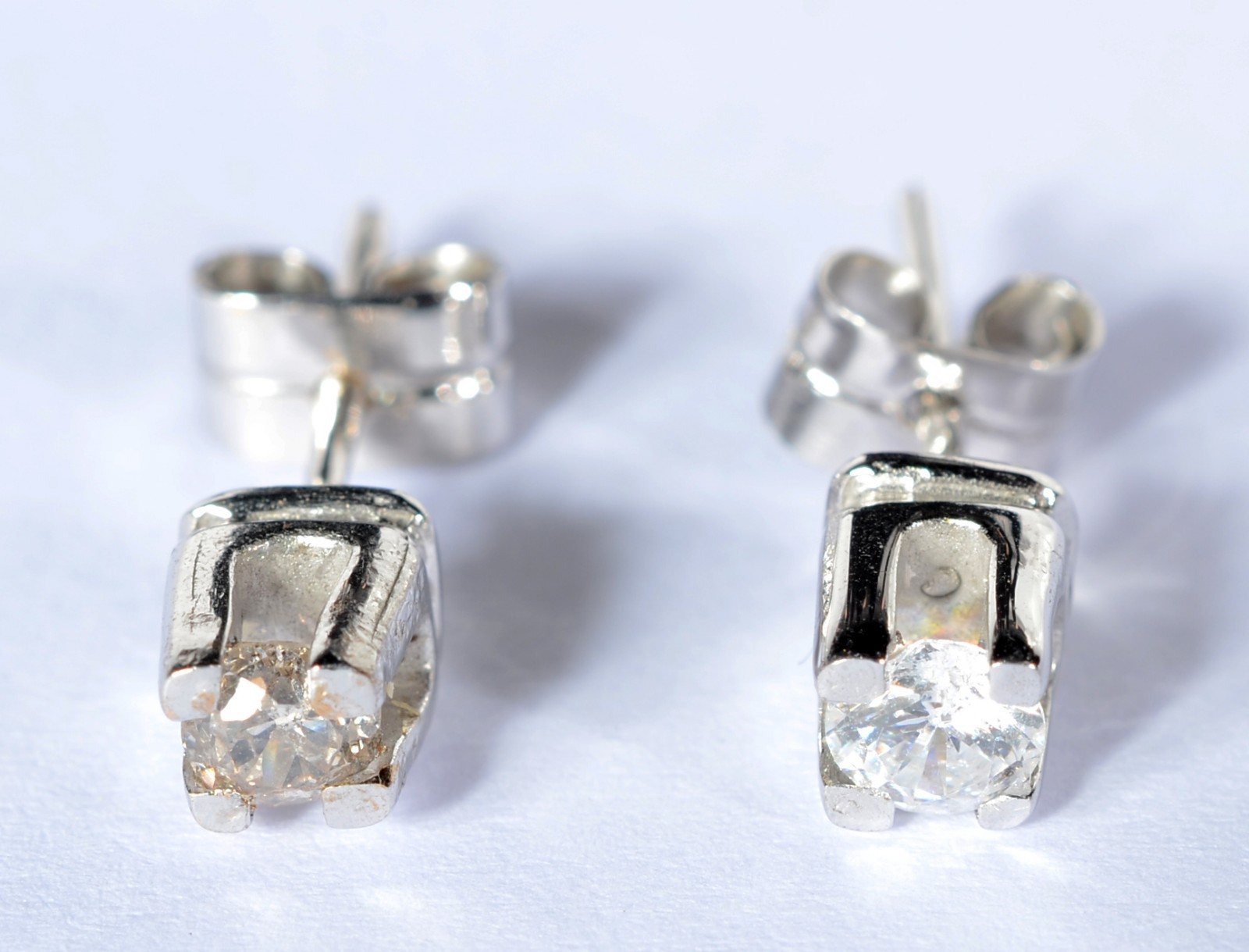 Solitário de ouro branco com dois brilhantes de 0,20 ct cada. Aro 2... - foto 2 de 5