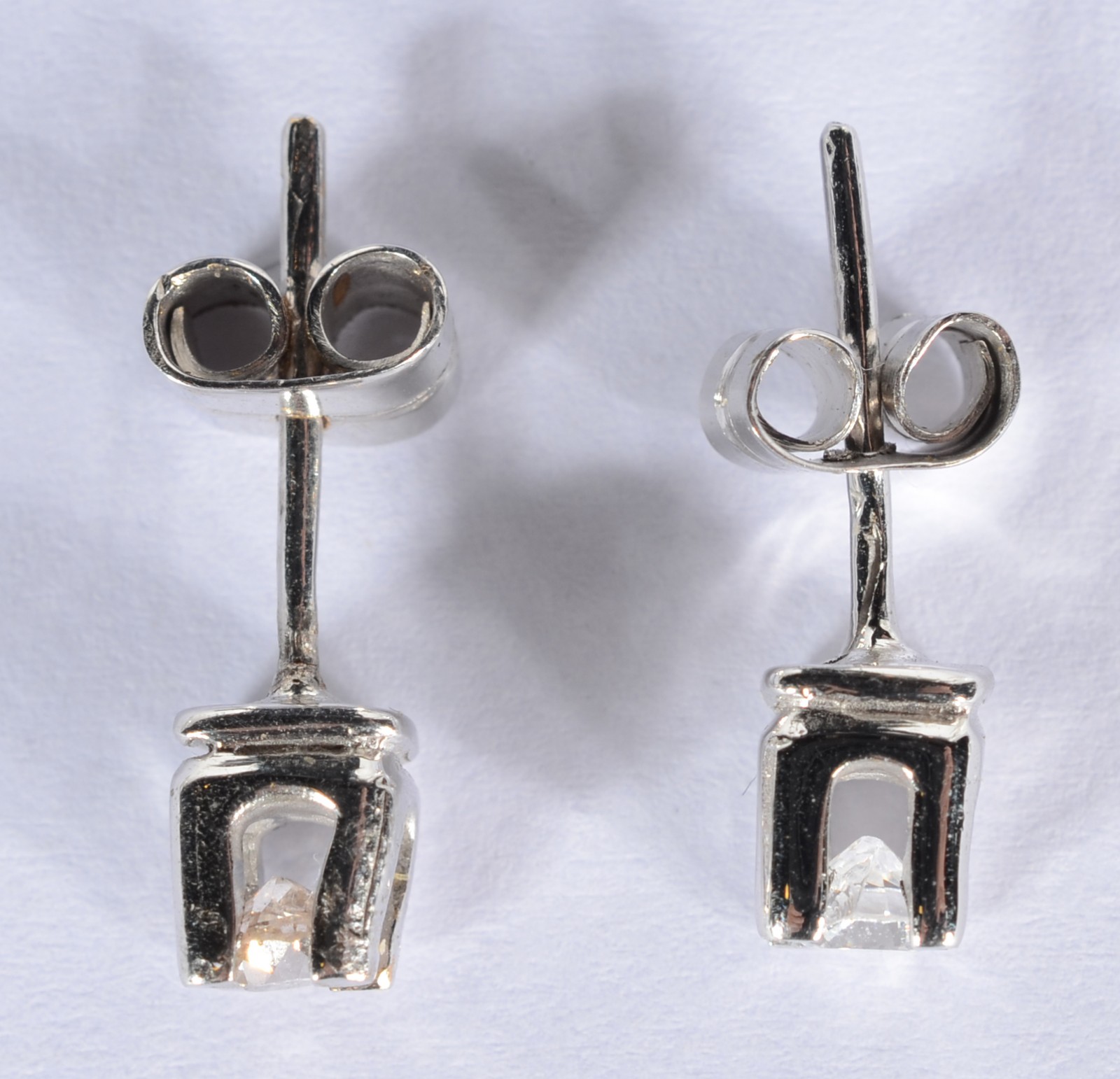 Solitário de ouro branco com dois brilhantes de 0,20 ct cada. Aro 2... - foto 3 de 5