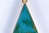 Pendente de ouro 18 k., feitio triangular e ped... - Pendente de ouro 18 k., feitio triangular e pedra azul. (Por motivos de segurança a peça não se encontra na loja).