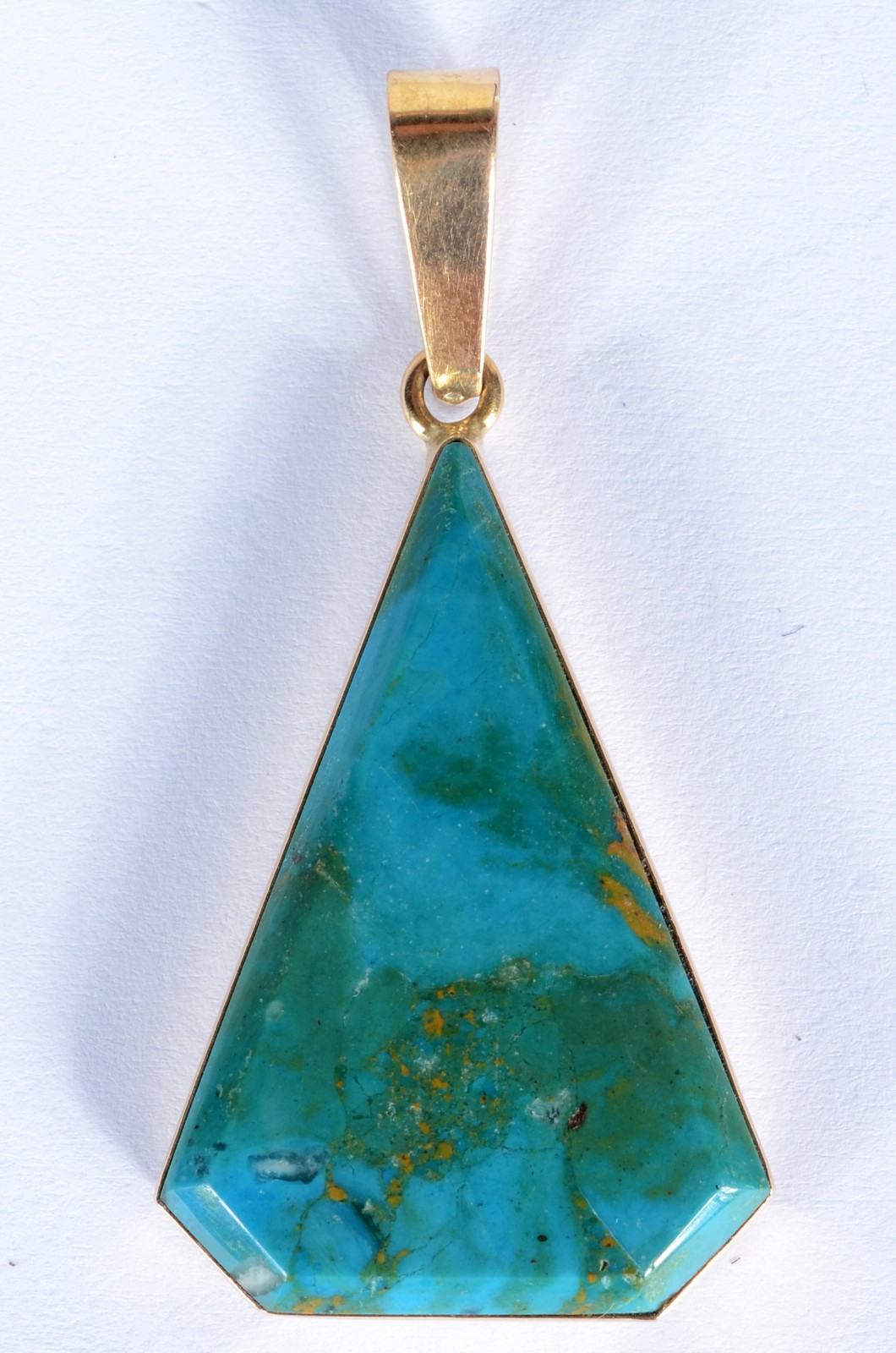 Pendente de ouro 18 k., feitio triangular e pedra azul. (Por motivos... - foto 1 de 3