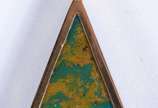 Pendente de ouro 18 k., feitio triangular e ped... - Pendente de ouro 18 k., feitio triangular e pedra azul. (Por motivos de segurança a peça não se encontra na loja).