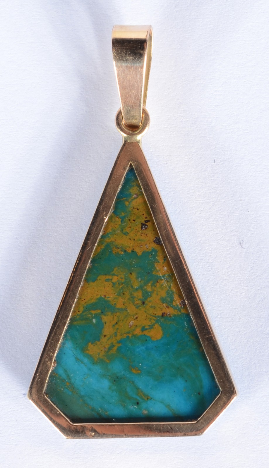 Pendente de ouro 18 k., feitio triangular e pedra azul. (Por motivos... - foto 2 de 3