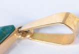 Pendente de ouro 18 k., feitio triangular e ped... - Pendente de ouro 18 k., feitio triangular e pedra azul. (Por motivos de segurança a peça não se encontra na loja).