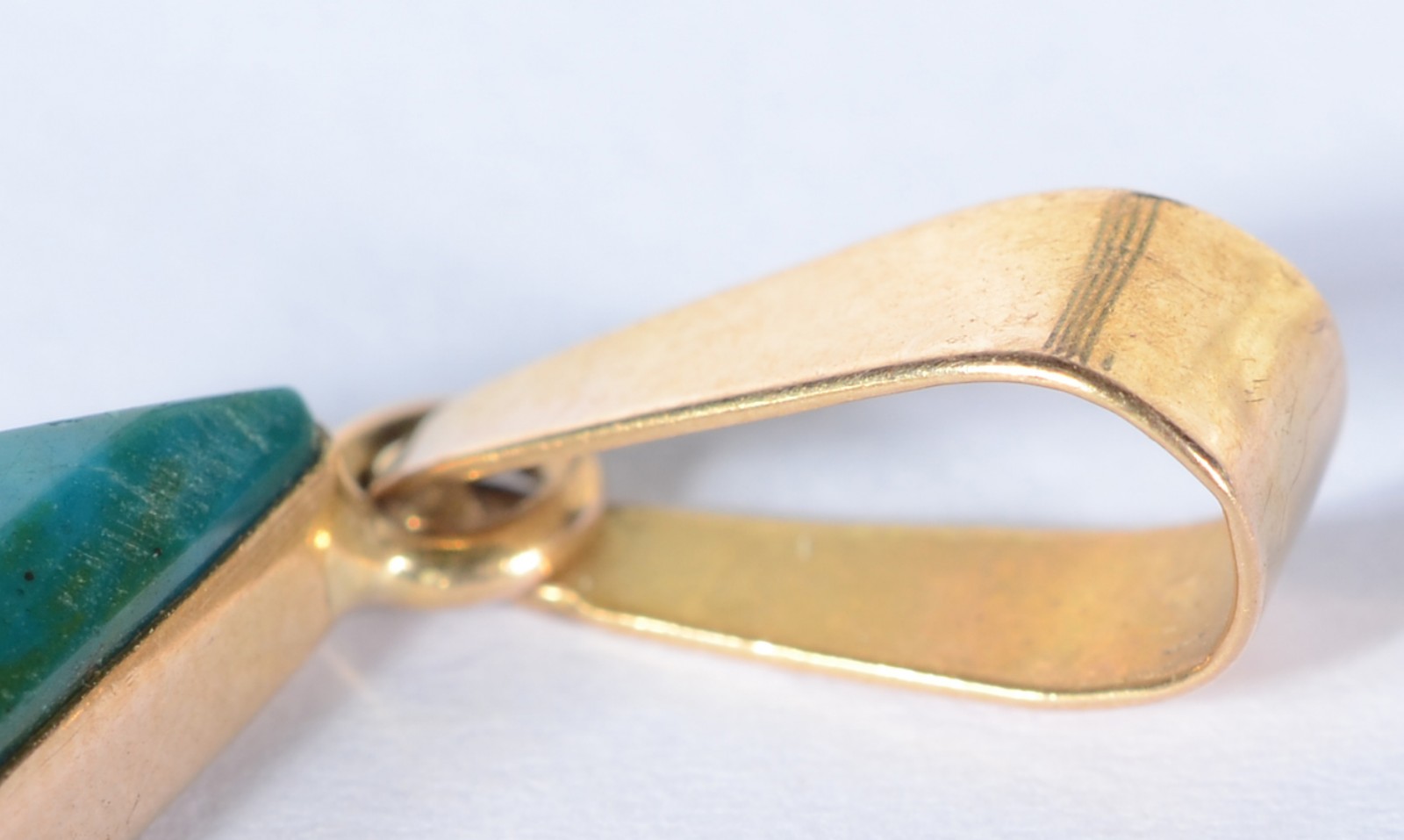 Pendente de ouro 18 k., feitio triangular e pedra azul. (Por motivos... - foto 3 de 3