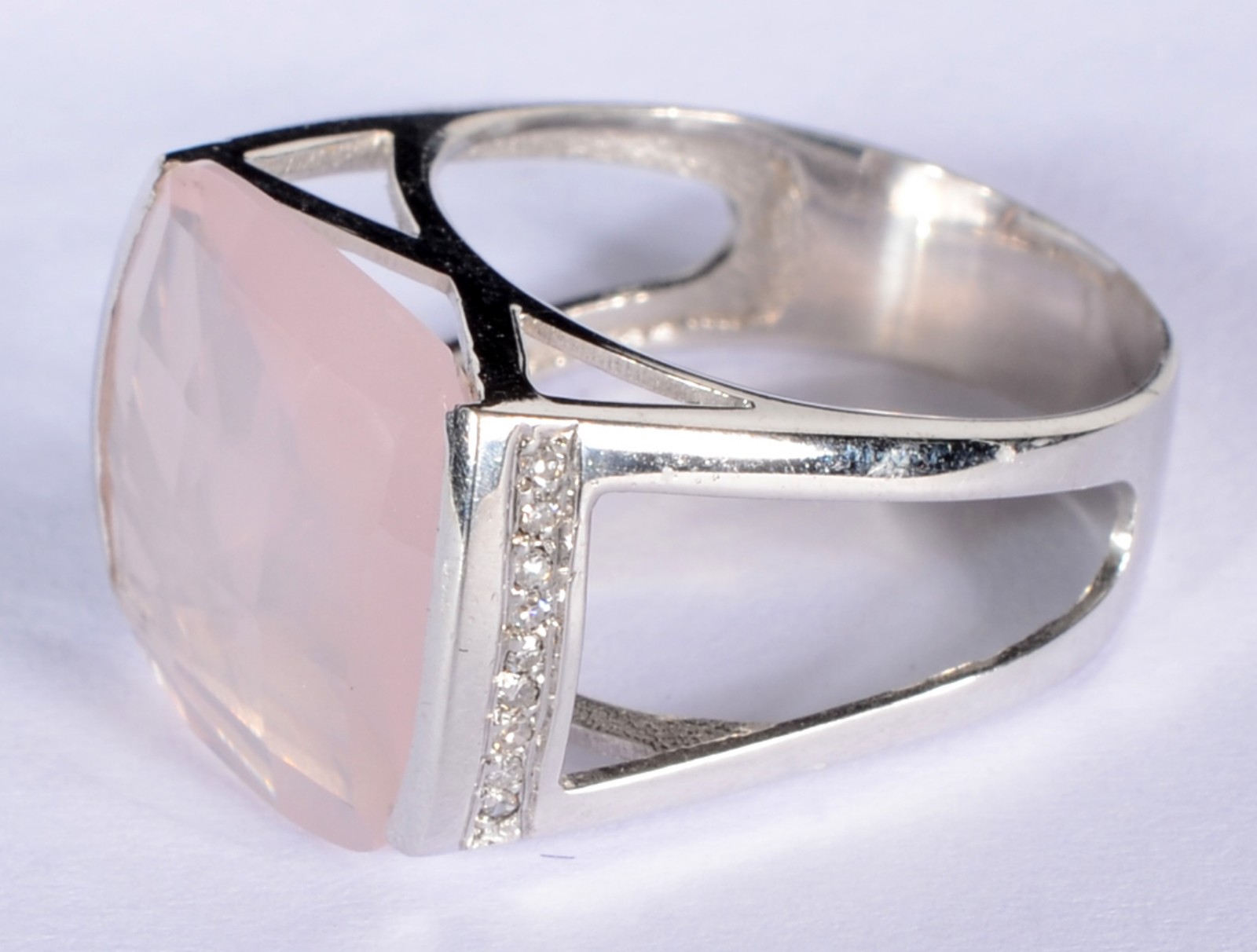 Anel de ouro branco com mini brilhantes e pedra quartz rosa. Aro 20... - foto 1 de 5