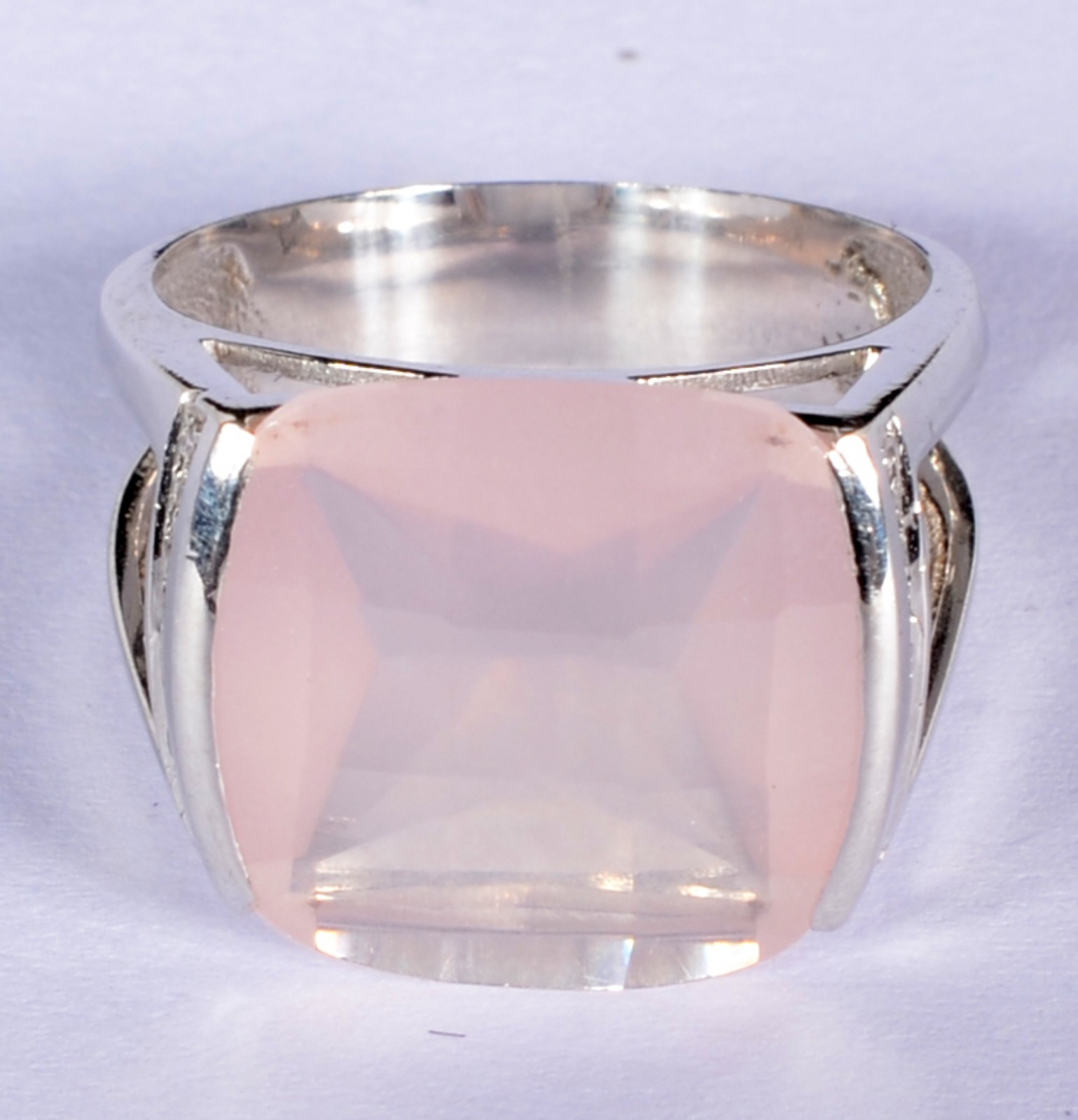 Anel de ouro branco com mini brilhantes e pedra quartz rosa. Aro 20... - foto 2 de 5
